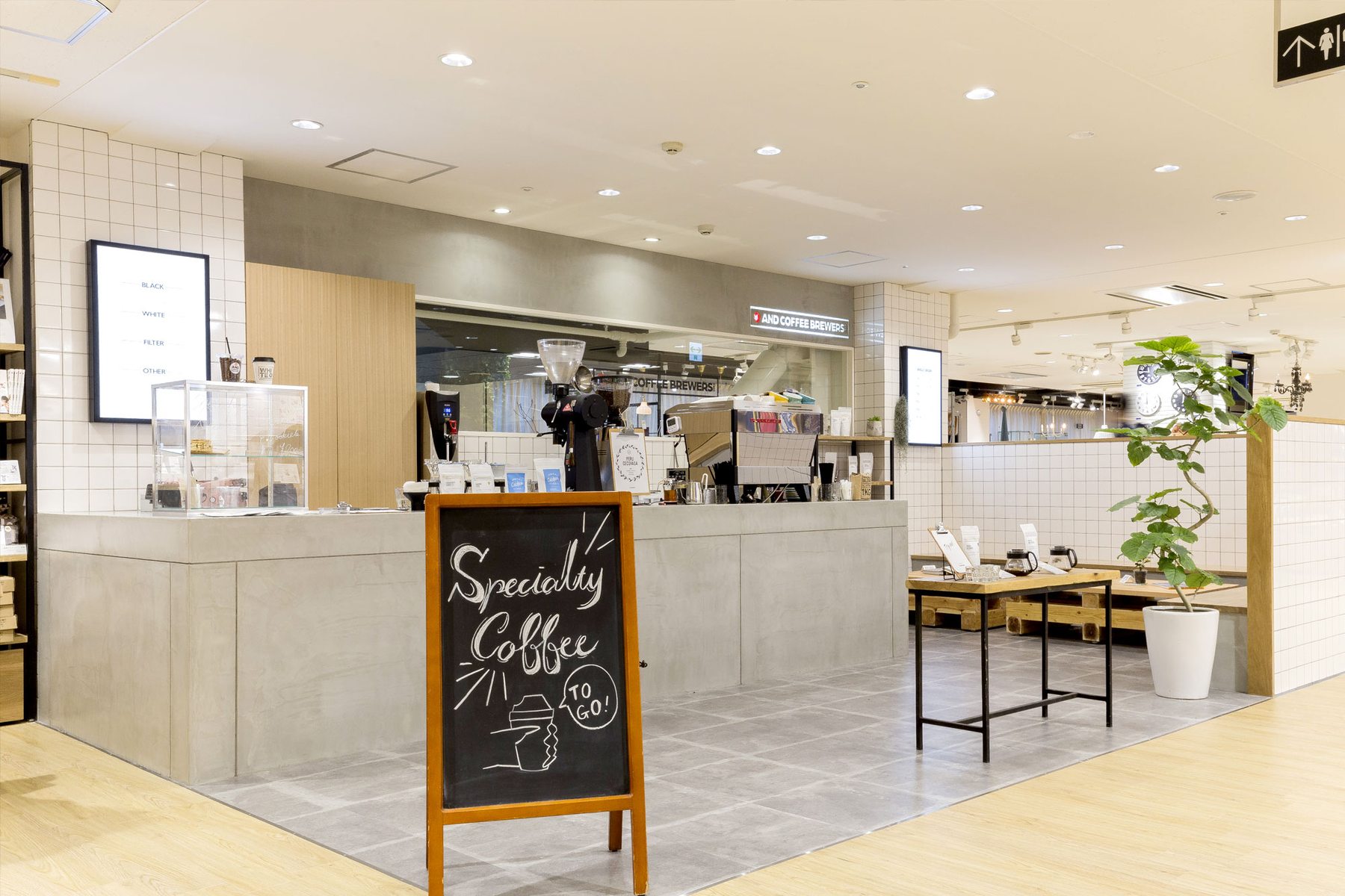 白を基調としたカフェの施工写真