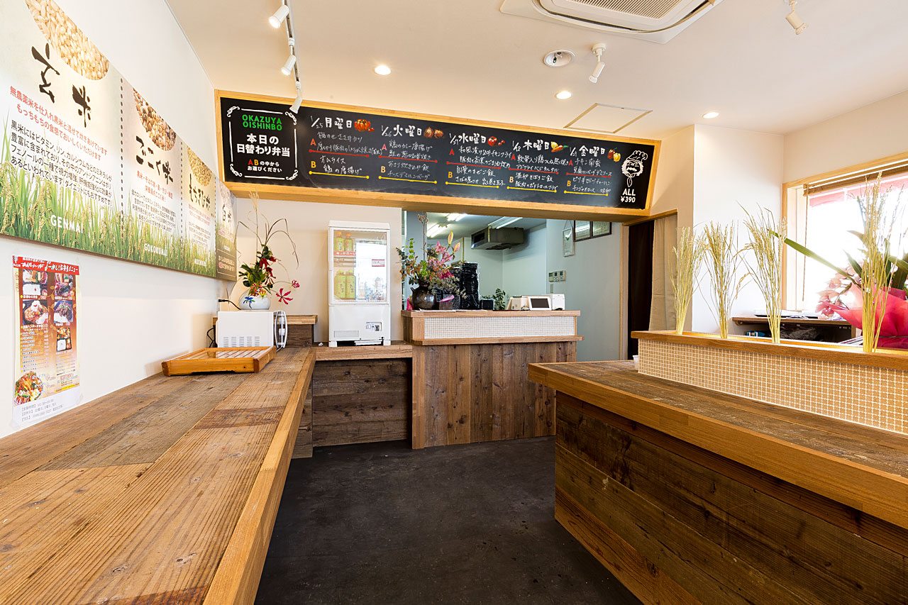 木のカウンターがある店内