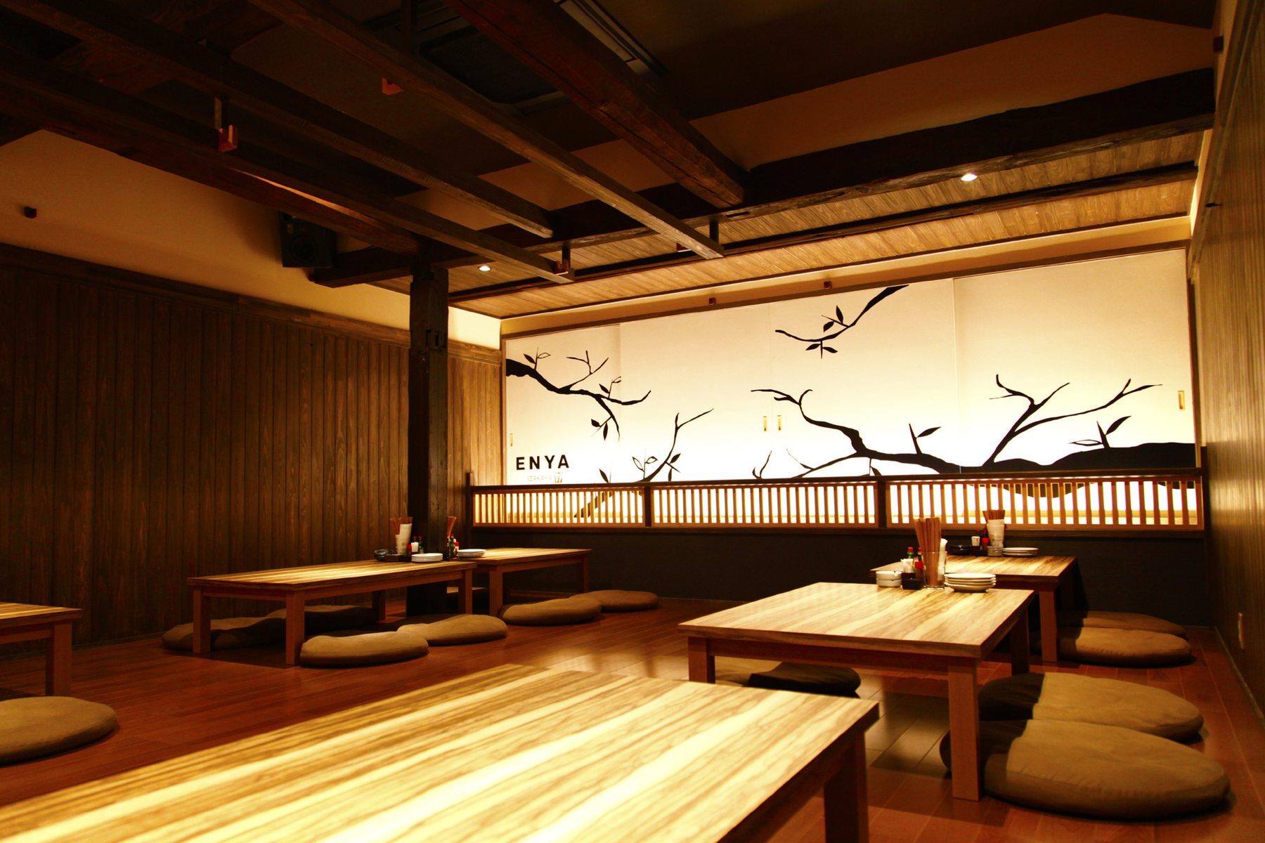 木と和の意匠を生かした飲食店